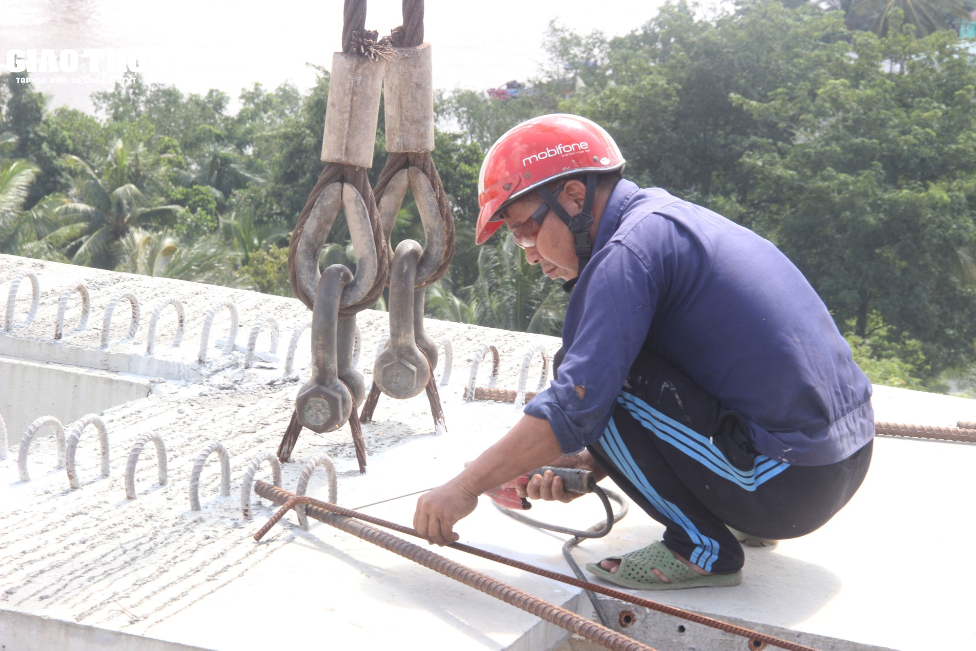 Cận cảnh công tác lao lắp dầm đầu tiên cầu Mỹ Thuận 2 nối bờ Vĩnh Long - Ảnh 6.