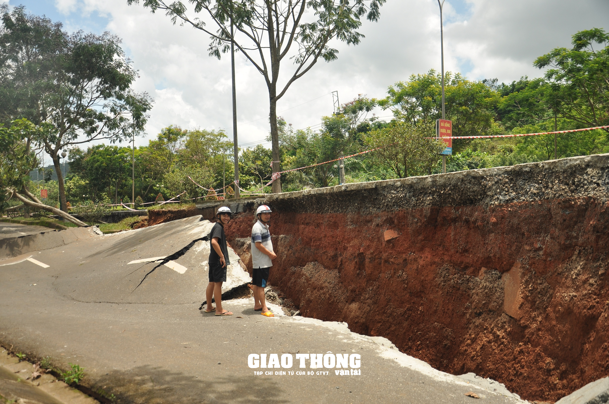 Sụt trượt nghiêm trọng QL14 ở Đắk Nông: Xuất hiện dòng nước chảy ngầm - Ảnh 1.