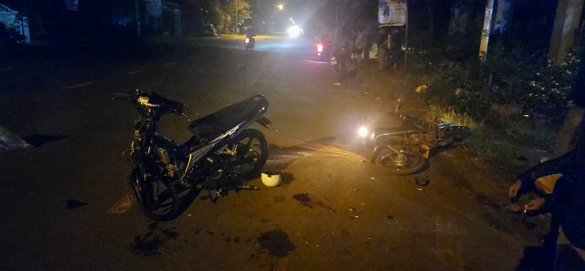Video TNGT giữa hai xe máy ở Đắk Lắk khiến 2 người thương vong - Ảnh 1.