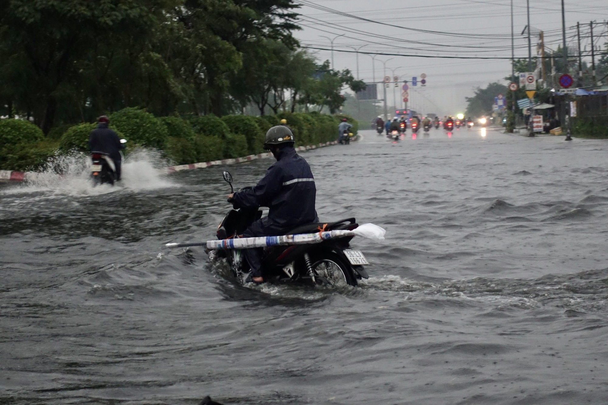Quốc lộ 1 qua TP.HCM ngập sâu sau mưa lớn - Ảnh 1.