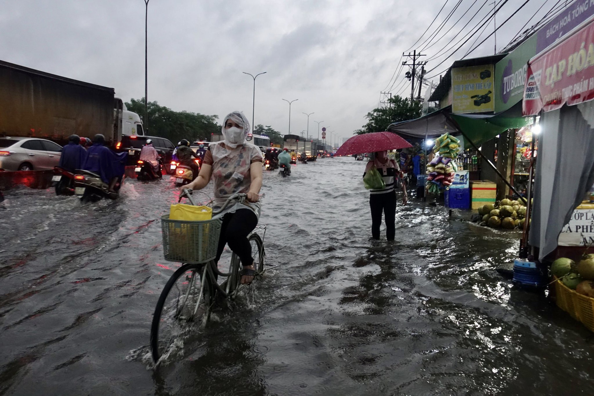 Quốc lộ 1 qua TP.HCM ngập sâu sau mưa lớn - Ảnh 3.