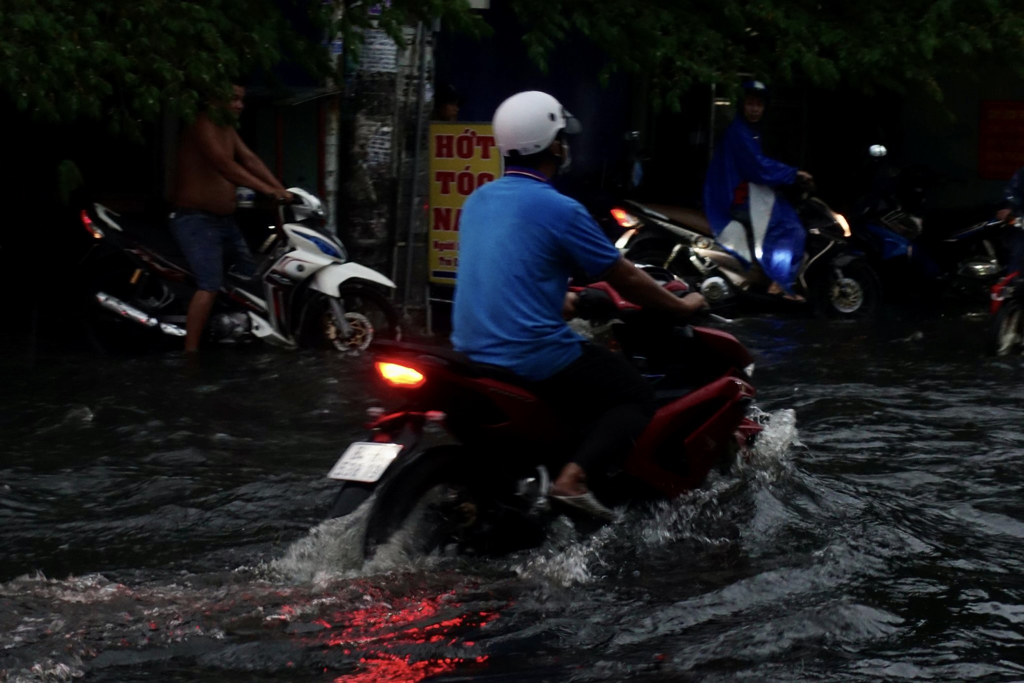 Quốc lộ 1 qua TP.HCM ngập sâu sau mưa lớn - Ảnh 4.