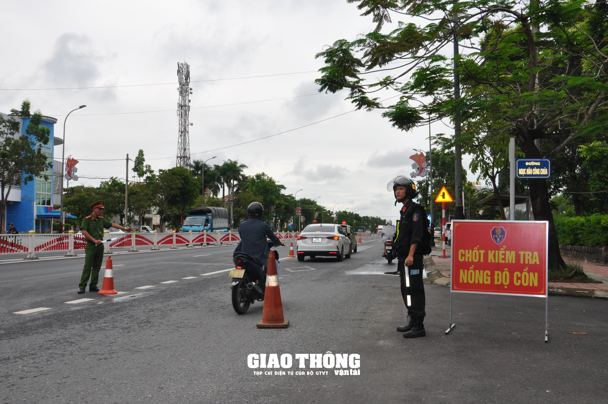 Dàn trận xử lý nồng độ cồn trên QL1 ở tỉnh Thừa Thiên-Huế: Loạt người vi phạm sau bữa ăn trưa - Ảnh 5.