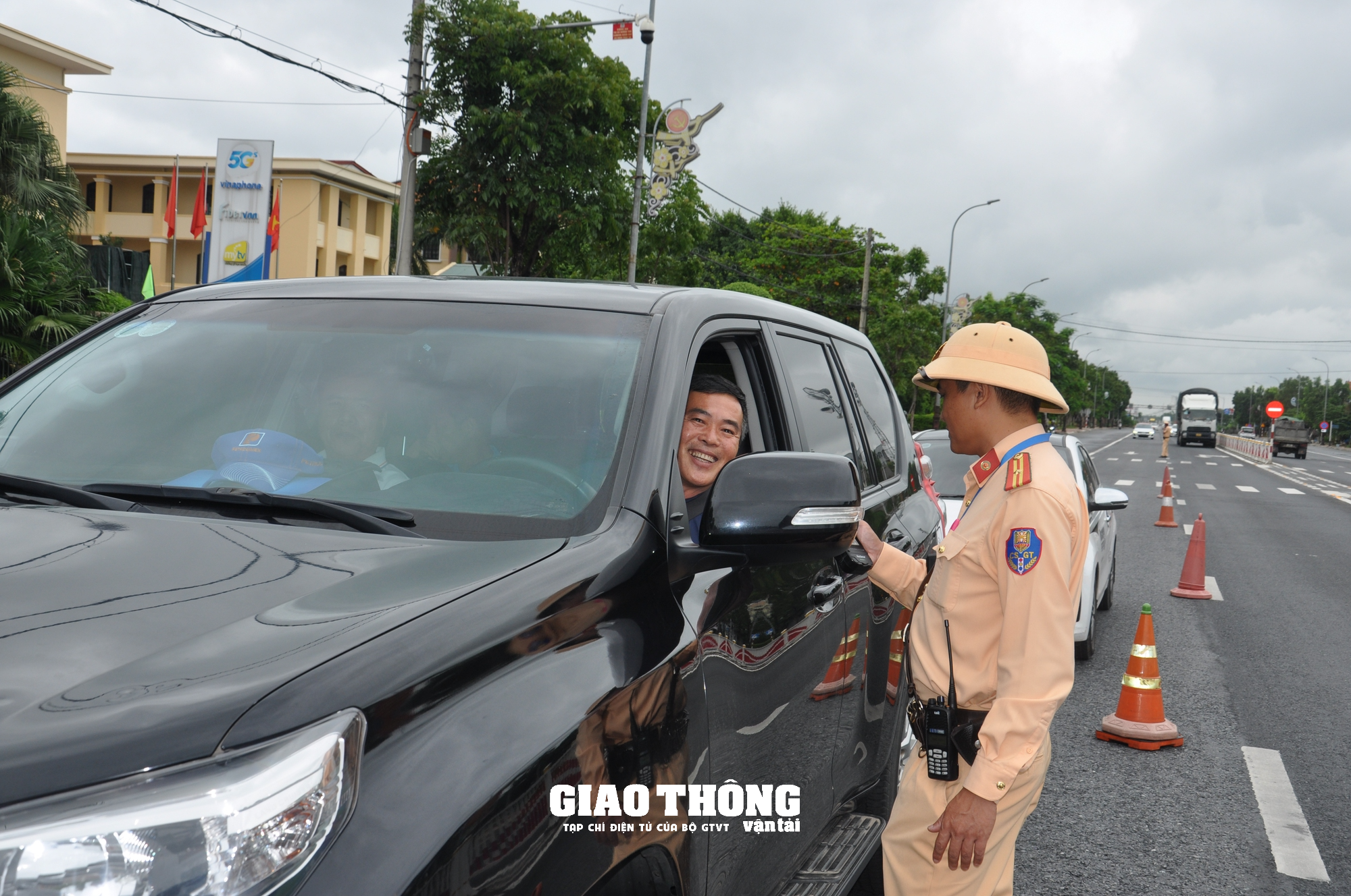 Dàn trận xử lý nồng độ cồn trên QL1 ở tỉnh Thừa Thiên-Huế: Loạt người vi phạm sau bữa ăn trưa - Ảnh 6.