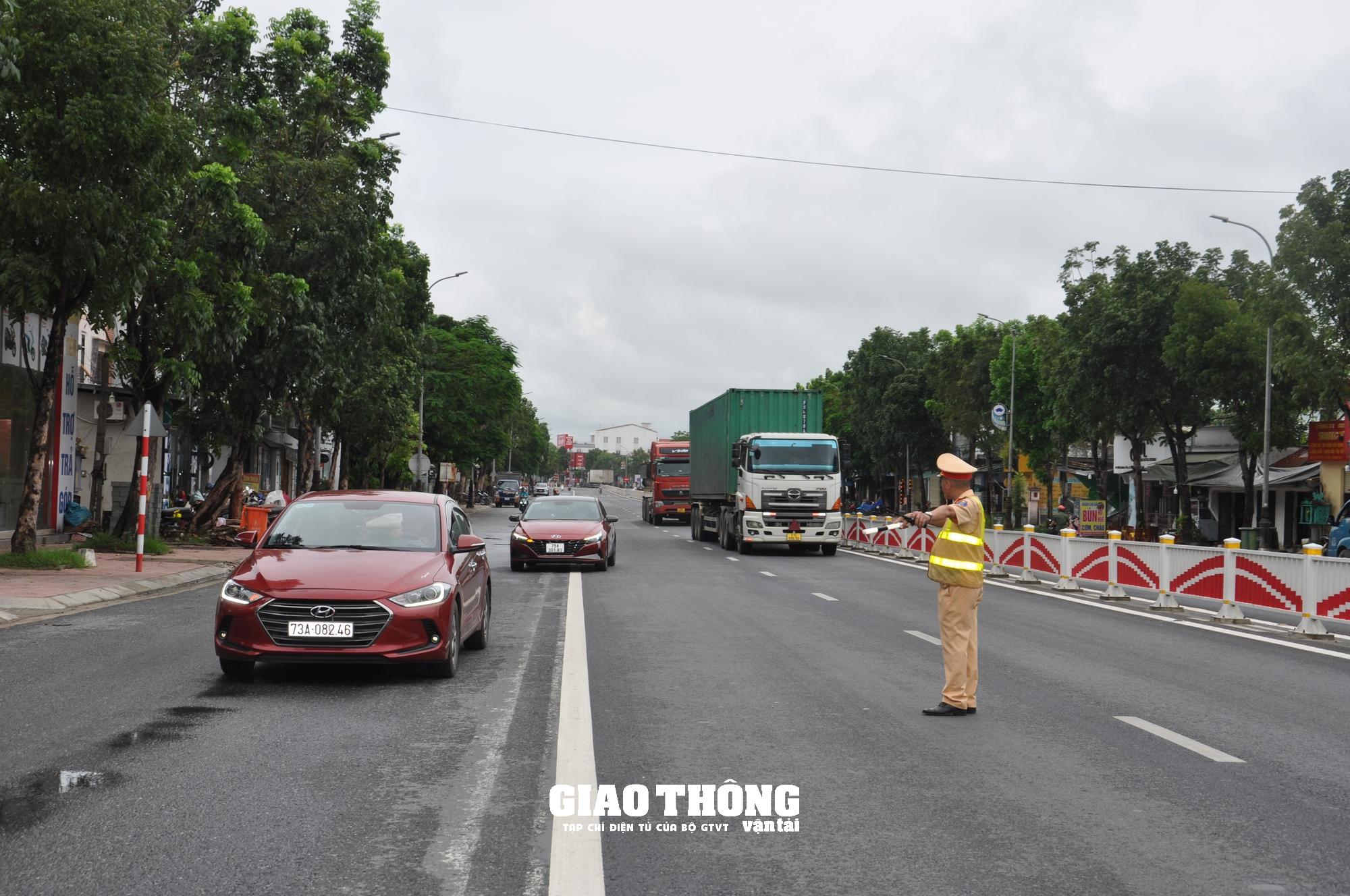 Dàn trận xử lý nồng độ cồn trên QL1 ở tỉnh Thừa Thiên-Huế: Loạt người vi phạm sau bữa ăn trưa - Ảnh 7.