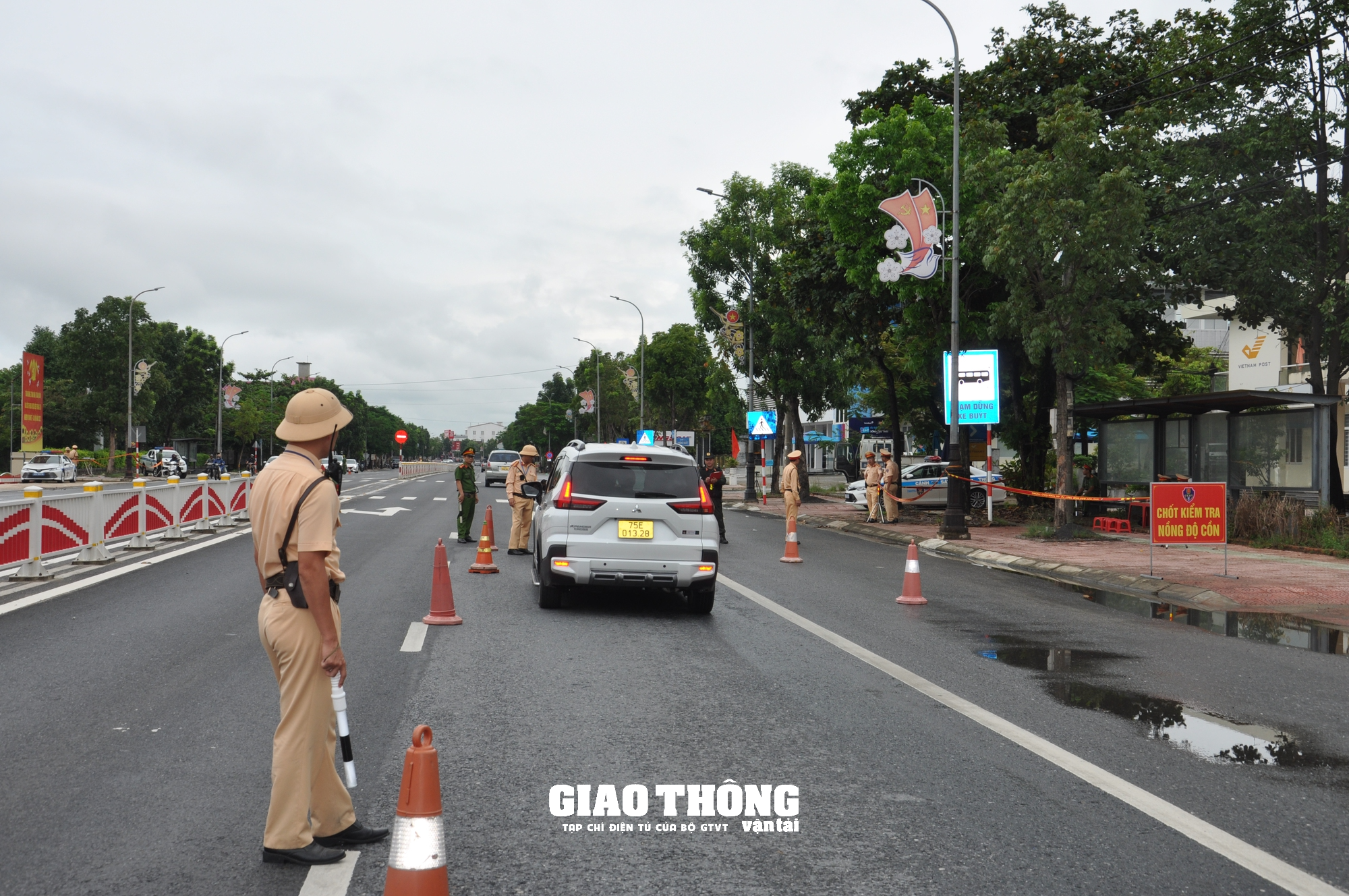 Dàn trận xử lý nồng độ cồn trên QL1 ở tỉnh Thừa Thiên-Huế: Loạt người vi phạm sau bữa ăn trưa - Ảnh 8.