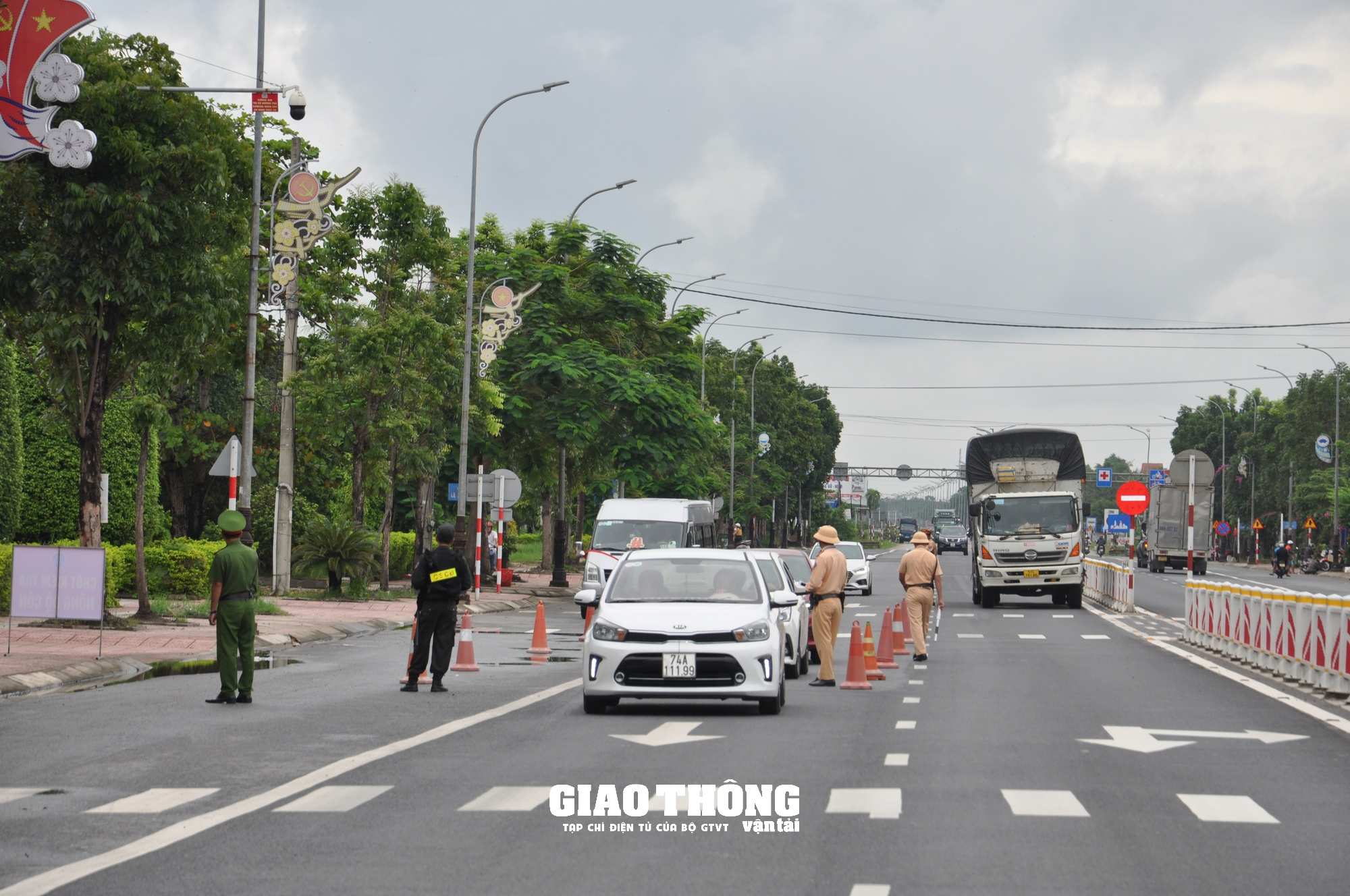 Dàn trận xử lý nồng độ cồn trên QL1 ở tỉnh Thừa Thiên-Huế: Loạt người vi phạm sau bữa ăn trưa - Ảnh 9.