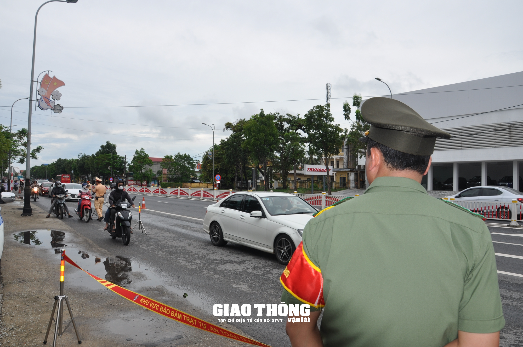 Dàn trận xử lý nồng độ cồn trên QL1 ở tỉnh Thừa Thiên-Huế: Loạt người vi phạm sau bữa ăn trưa - Ảnh 10.