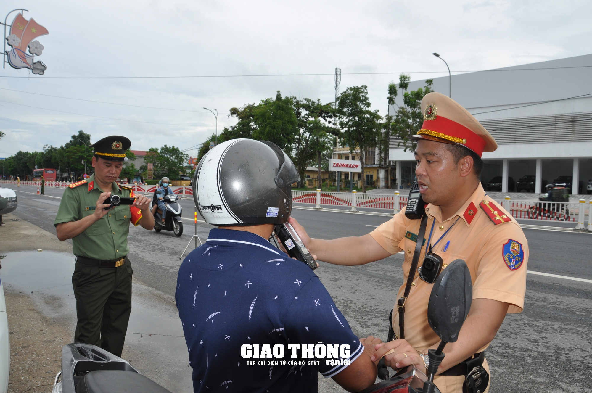 Dàn trận xử lý nồng độ cồn trên QL1 ở tỉnh Thừa Thiên-Huế: Loạt người vi phạm sau bữa ăn trưa - Ảnh 11.