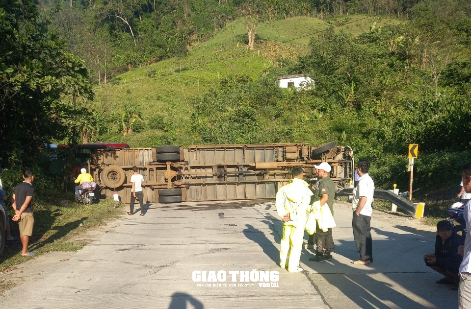Xe tải lật trên đèo Lò Xo ở Quảng Nam, 1 người tử vong, 2 người bị thương - Ảnh 1.