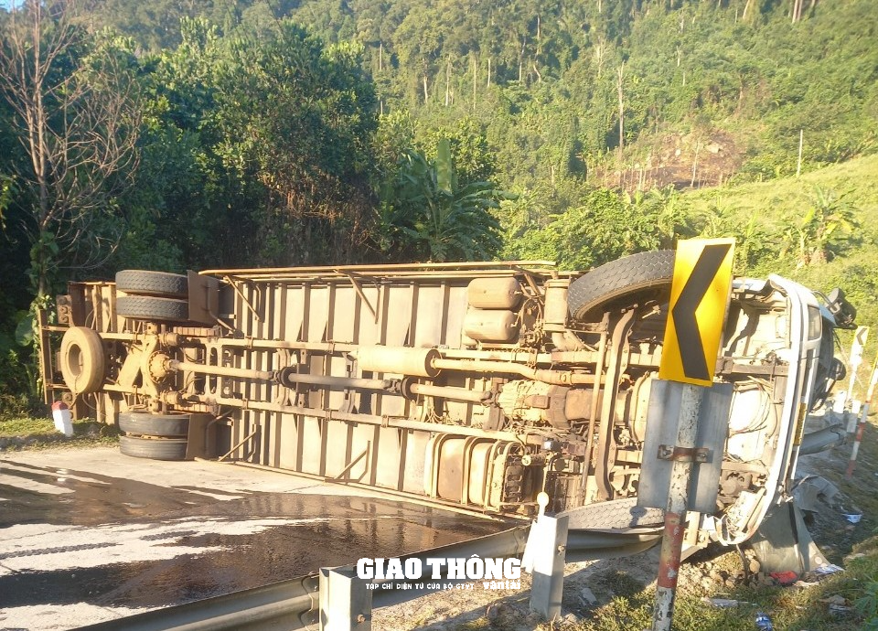 Xe tải lật trên đèo Lò Xo ở Quảng Nam, 1 người tử vong, 2 người bị thương - Ảnh 3.