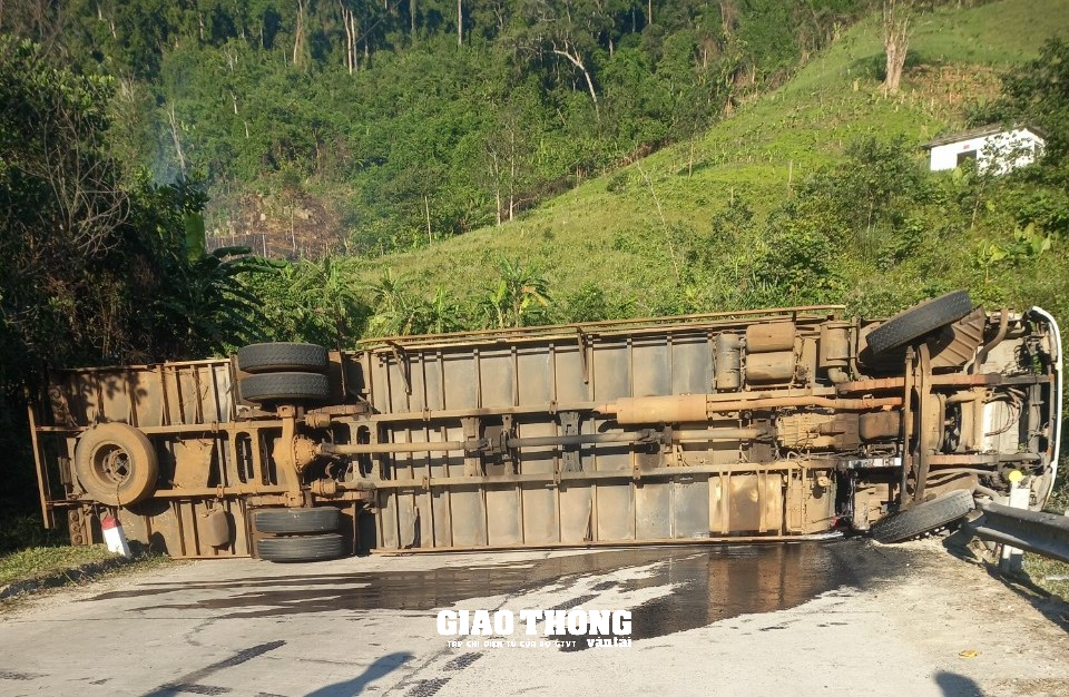 Xe tải lật trên đèo Lò Xo ở Quảng Nam, 1 người tử vong, 2 người bị thương - Ảnh 4.