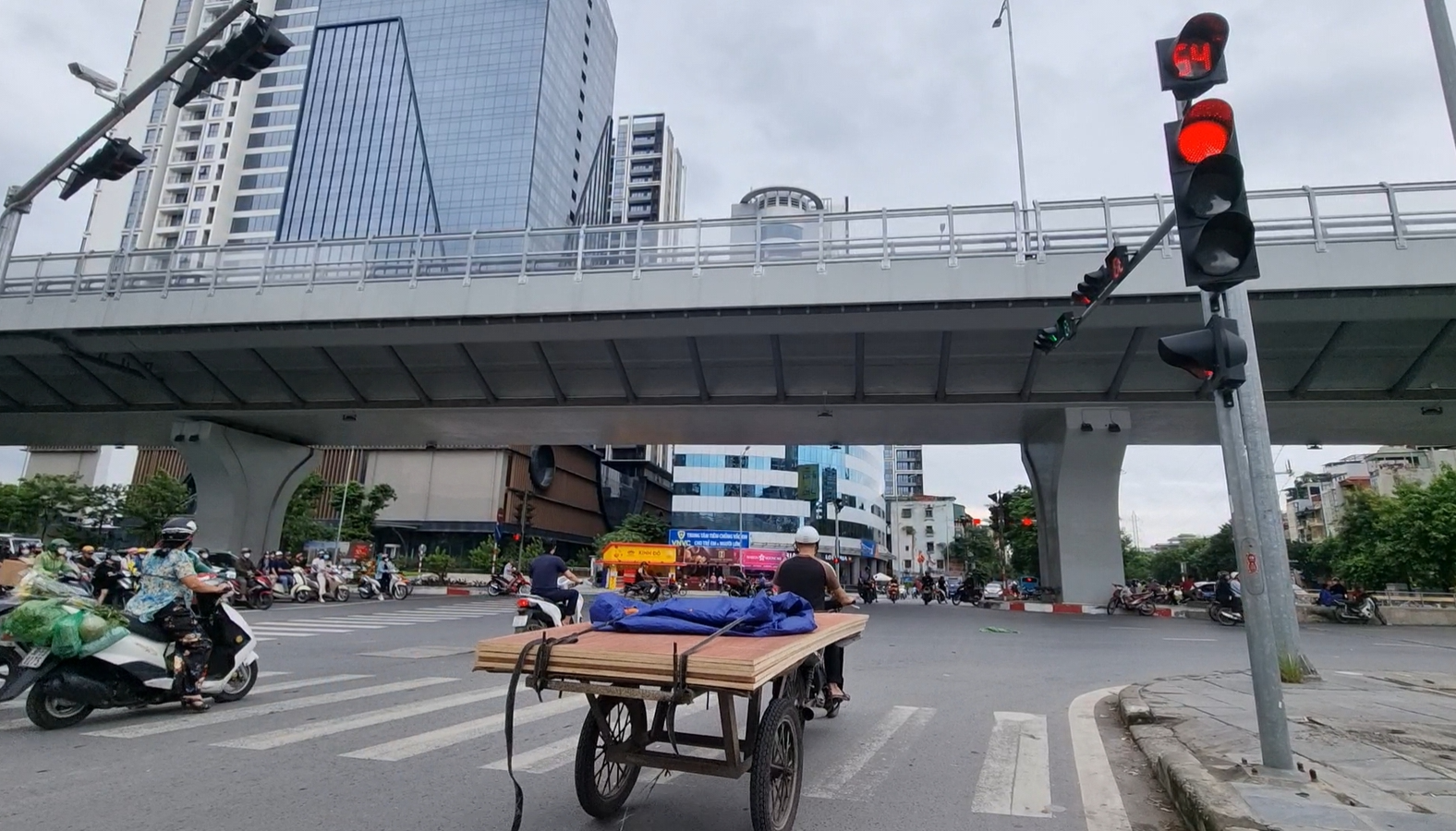 Chùm ảnh: Xe tự chế hoành hành trên đường phố Hà Nội - Ảnh 5.