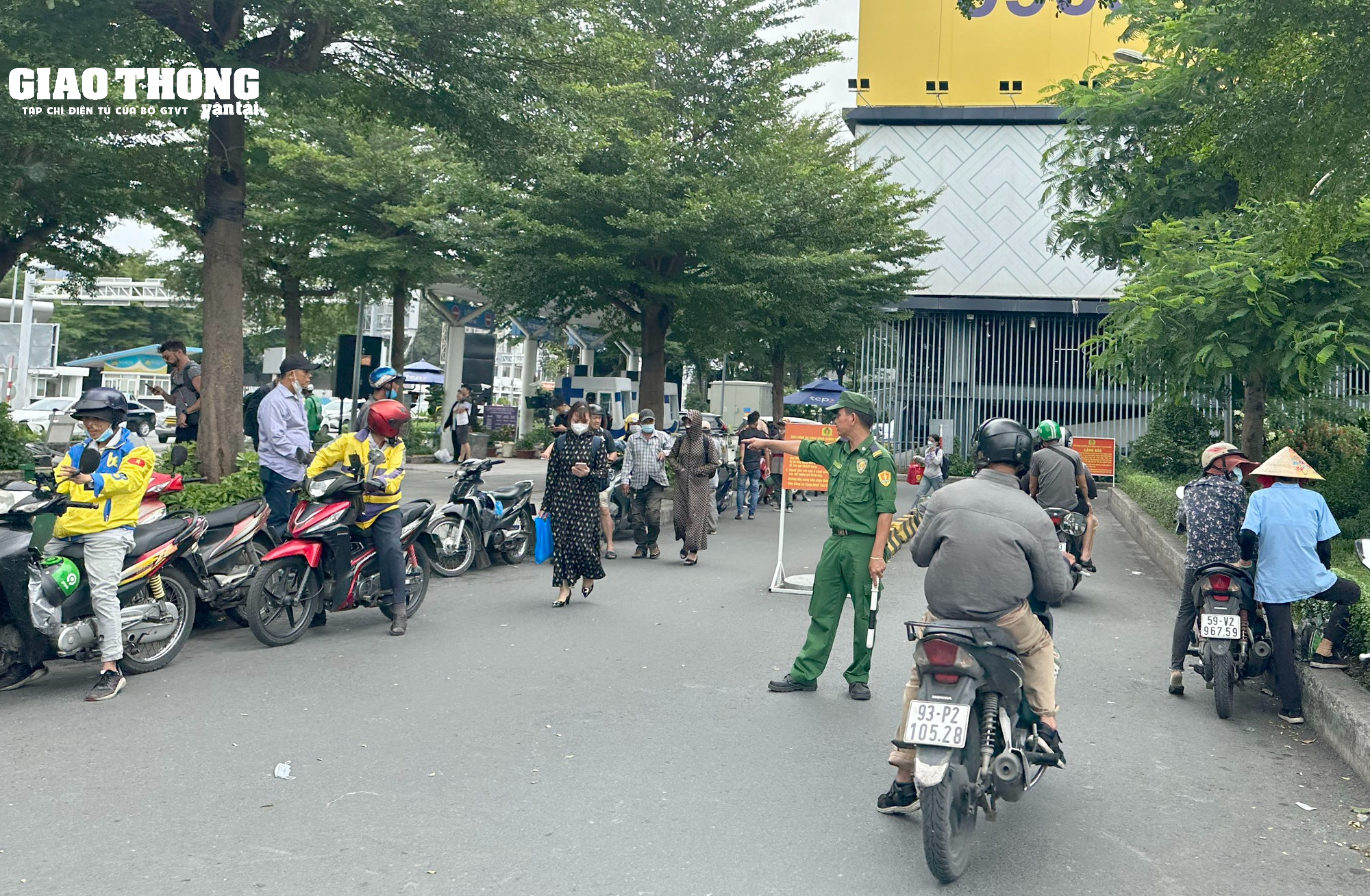 Người dân ùn ùn quay lại TP.HCM sau lễ 2/9, sân bay Tân Sơn Nhất đón 130.000 khách - Ảnh 13.