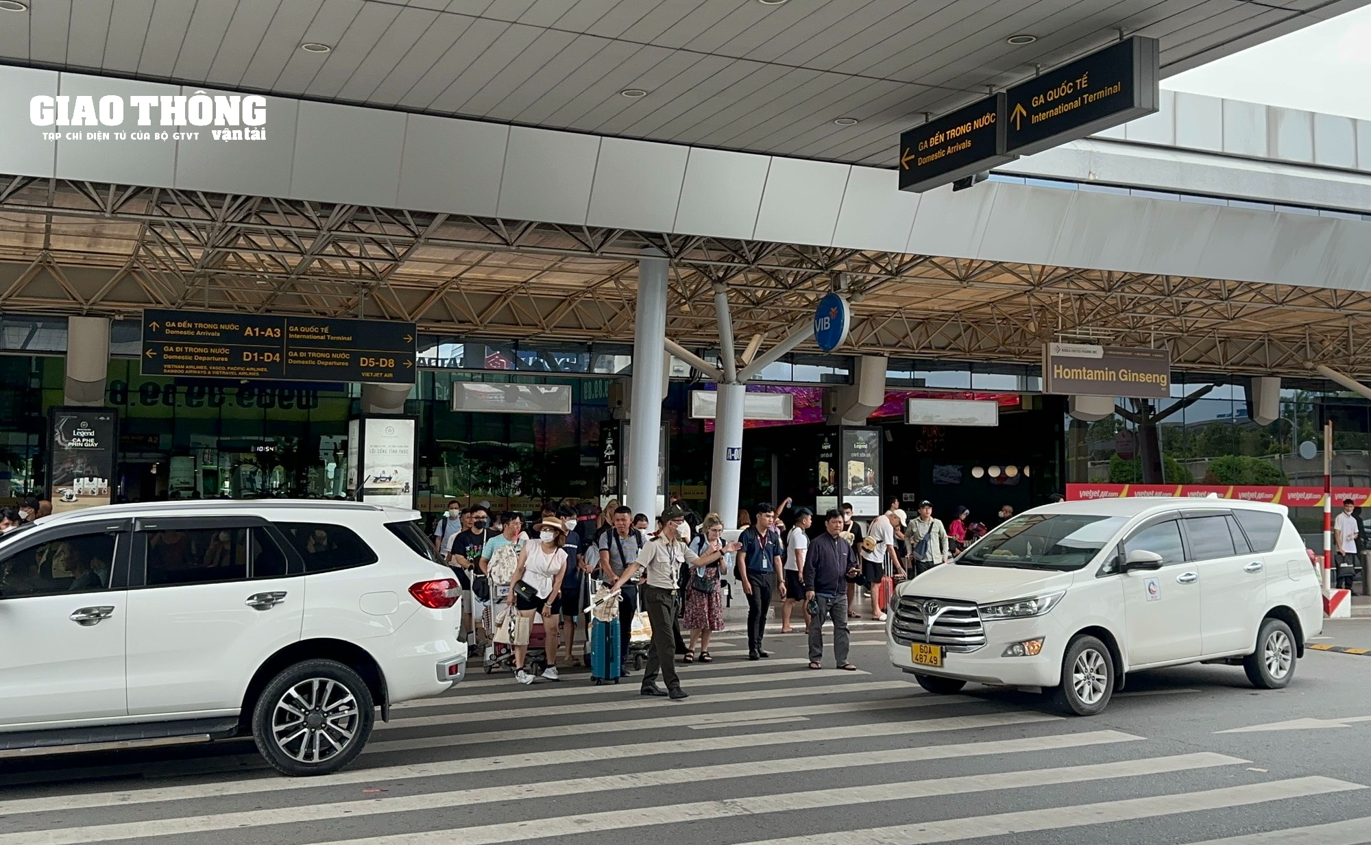 Người dân ùn ùn quay lại TP.HCM sau lễ 2/9, sân bay Tân Sơn Nhất đón 130.000 khách - Ảnh 9.