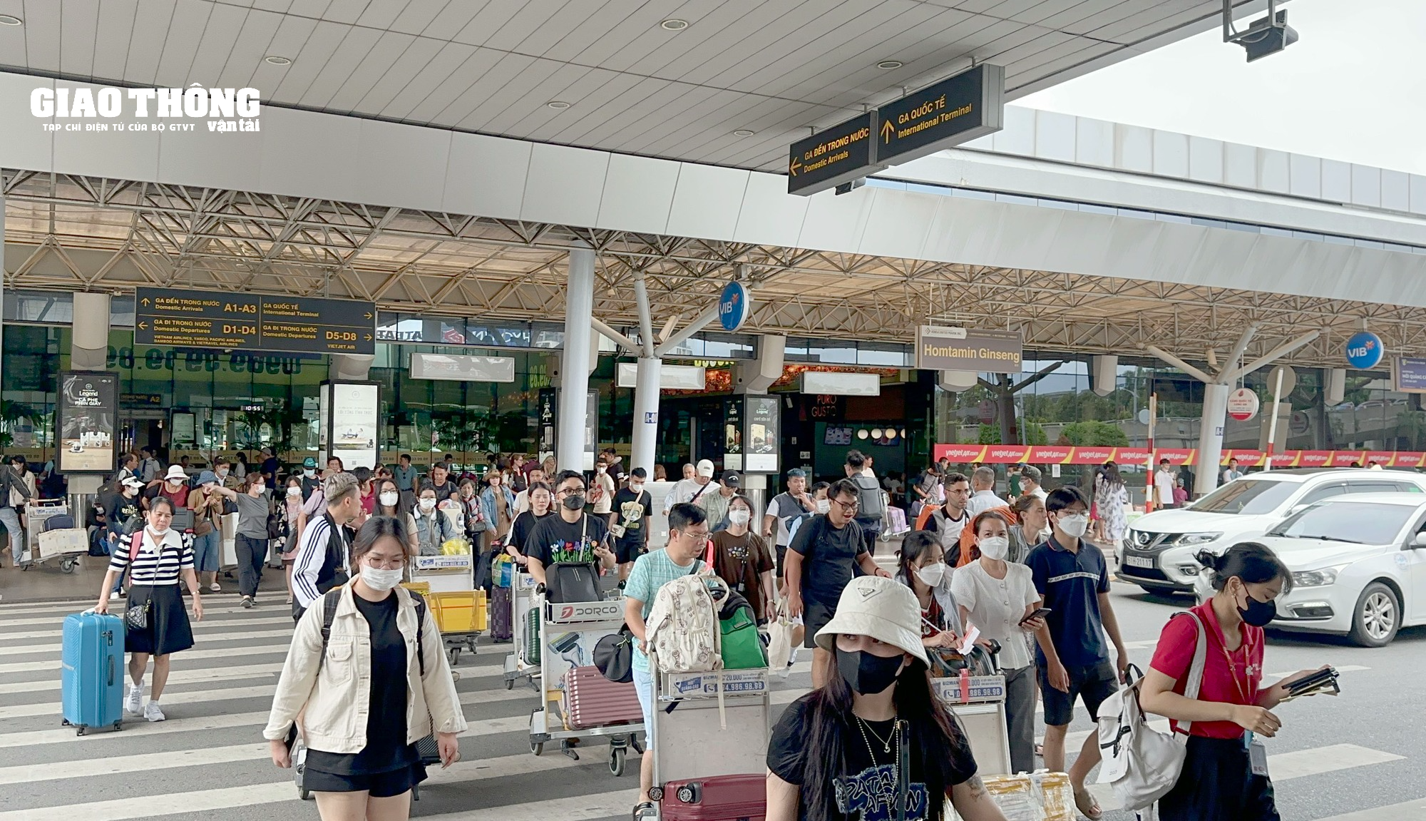 Người dân ùn ùn quay lại TP.HCM sau lễ 2/9, sân bay Tân Sơn Nhất đón 130.000 khách - Ảnh 2.