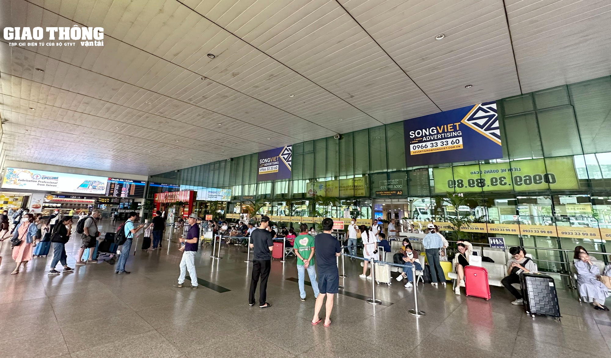 Người dân ùn ùn quay lại TP.HCM sau lễ 2/9, sân bay Tân Sơn Nhất đón 130.000 khách - Ảnh 8.