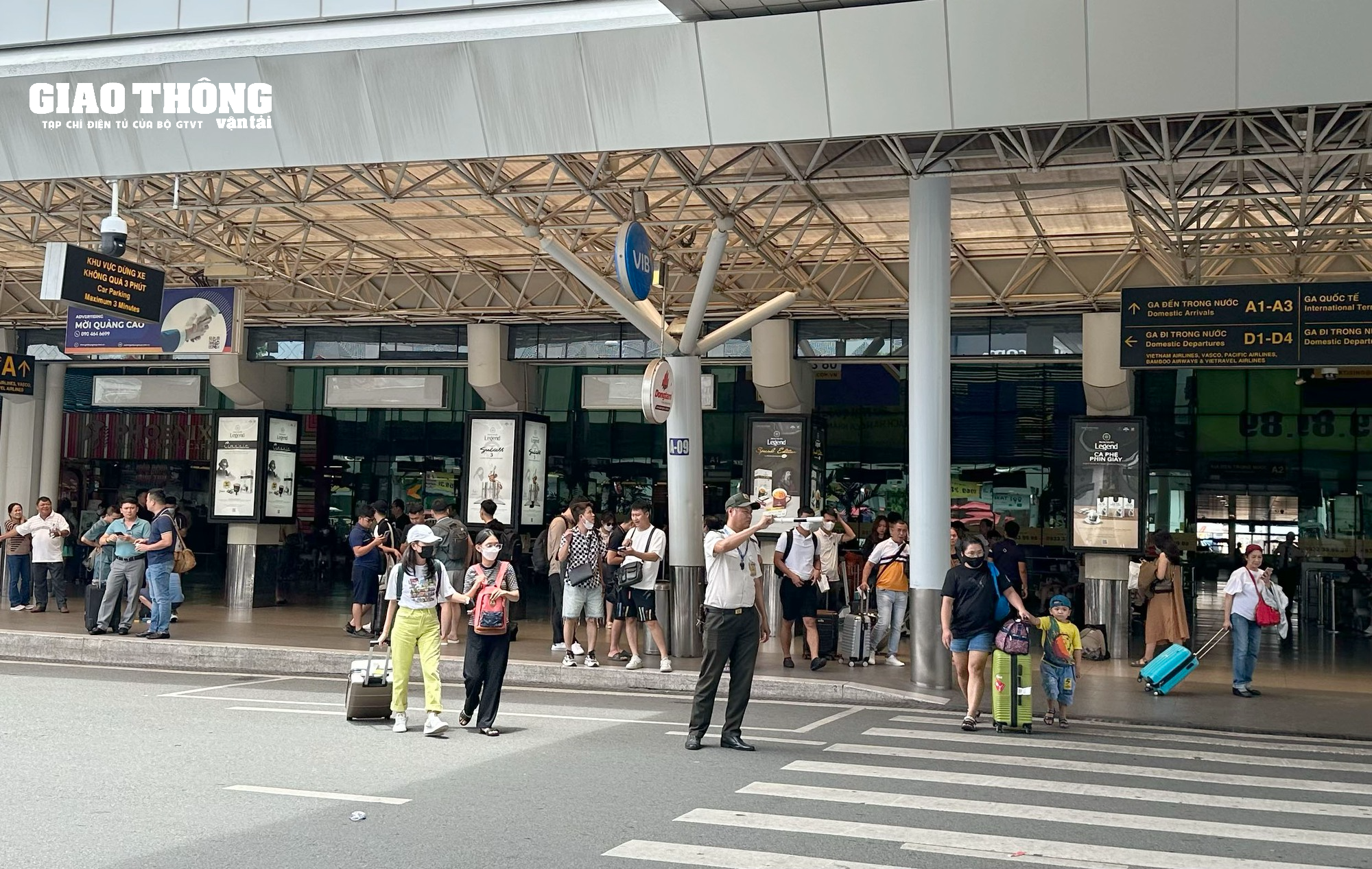 Người dân ùn ùn quay lại TP.HCM sau lễ 2/9, sân bay Tân Sơn Nhất đón 130.000 khách - Ảnh 4.