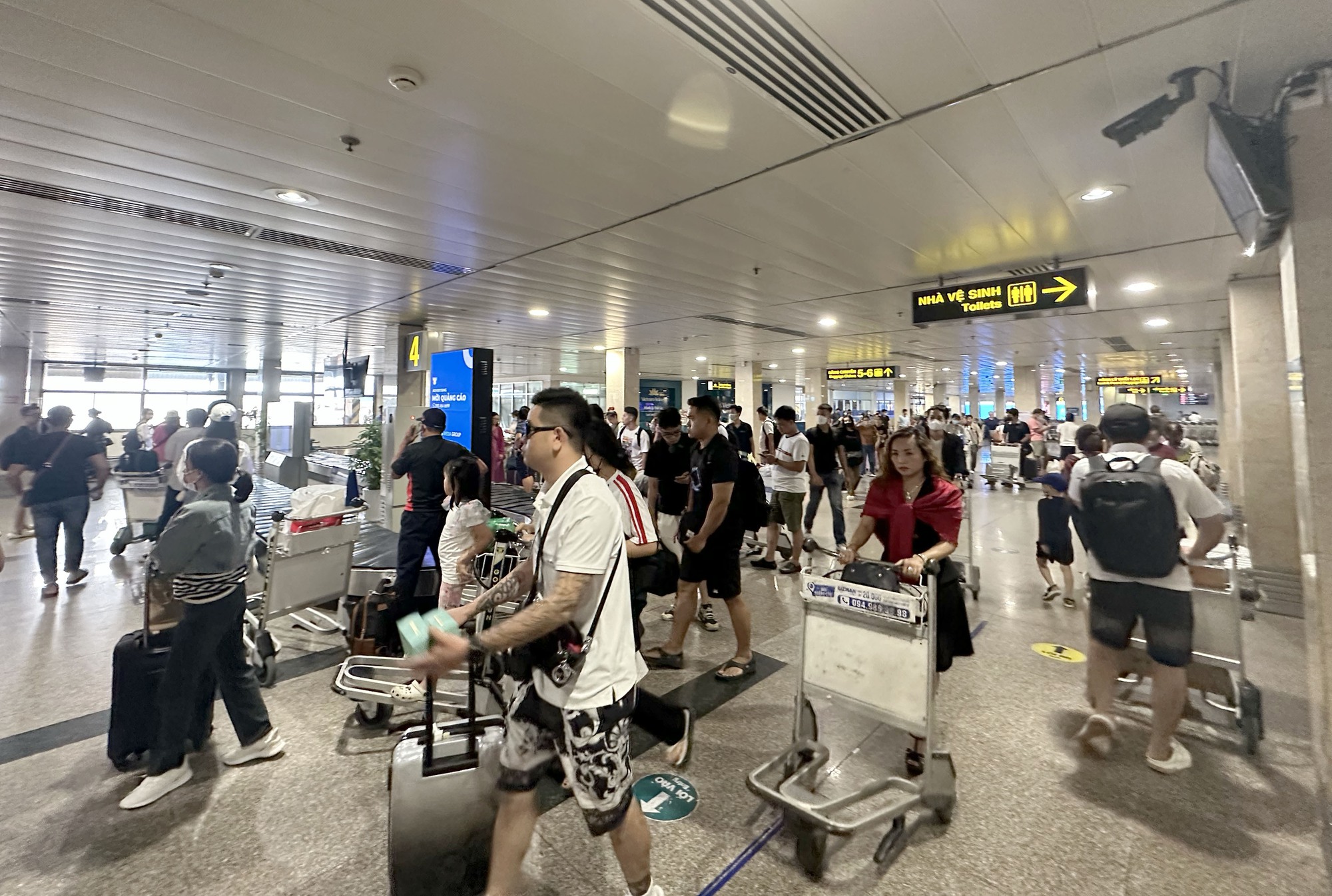 Người dân ùn ùn quay lại TP.HCM sau lễ 2/9, sân bay Tân Sơn Nhất đón 130.000 khách - Ảnh 3.