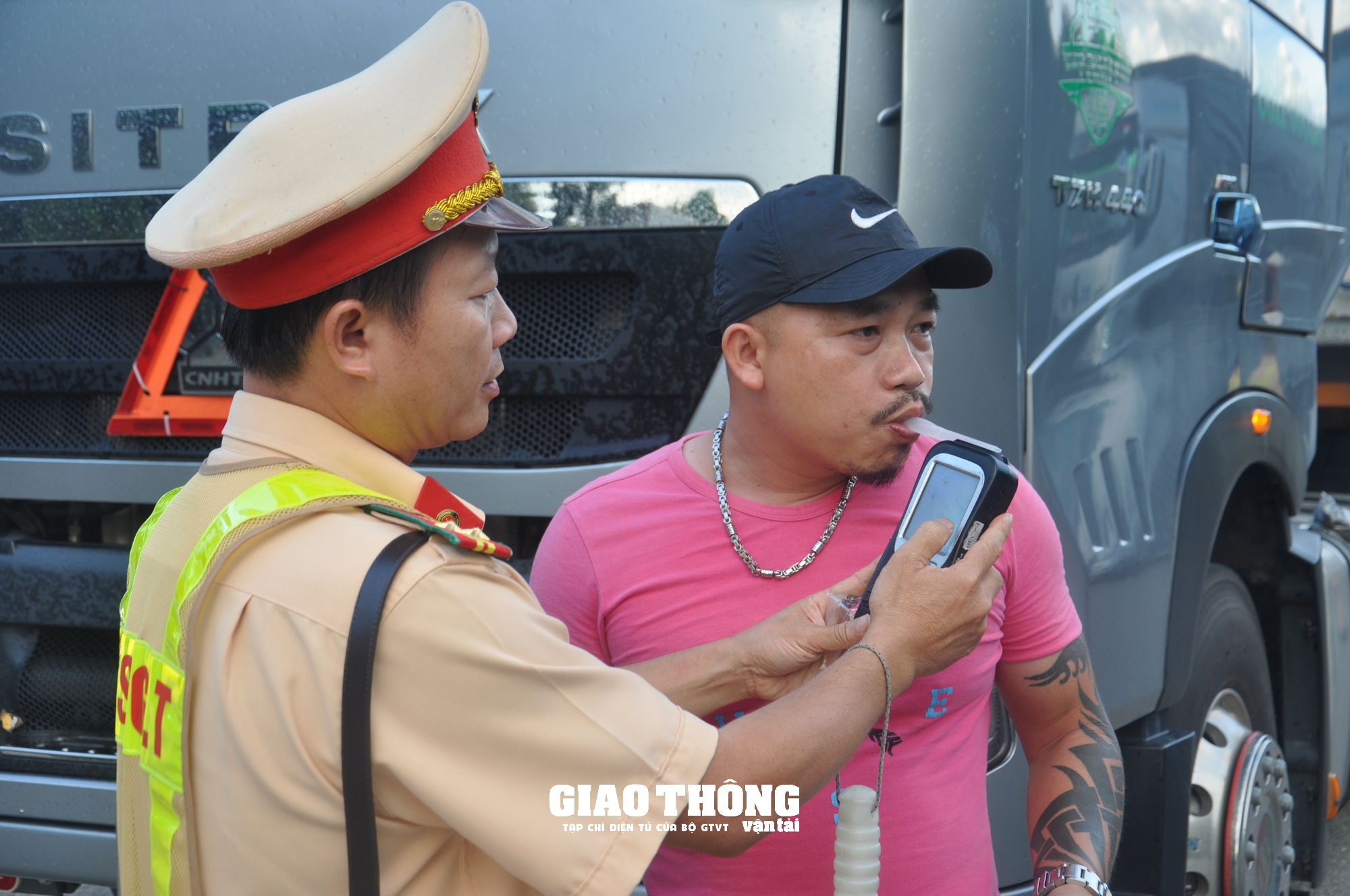 CSGT Quảng Ngãi xử lý nhiều tài xế xe khách, container không có giấy phép lái xe - Ảnh 2.