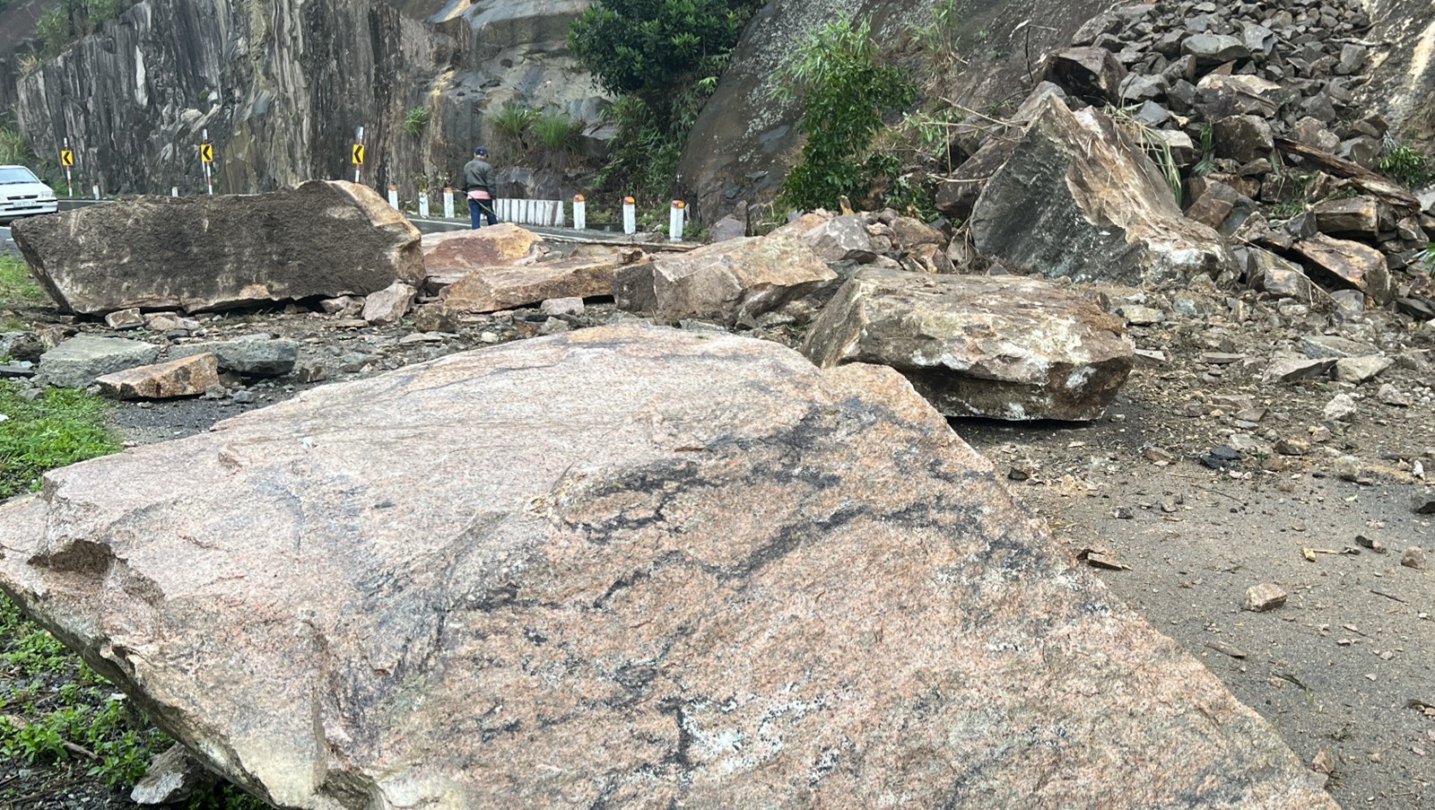 Video sạt lở, đá rơi trên QL27C qua đèo Khánh Lê: Đã thông 1 làn xe - Ảnh 1.
