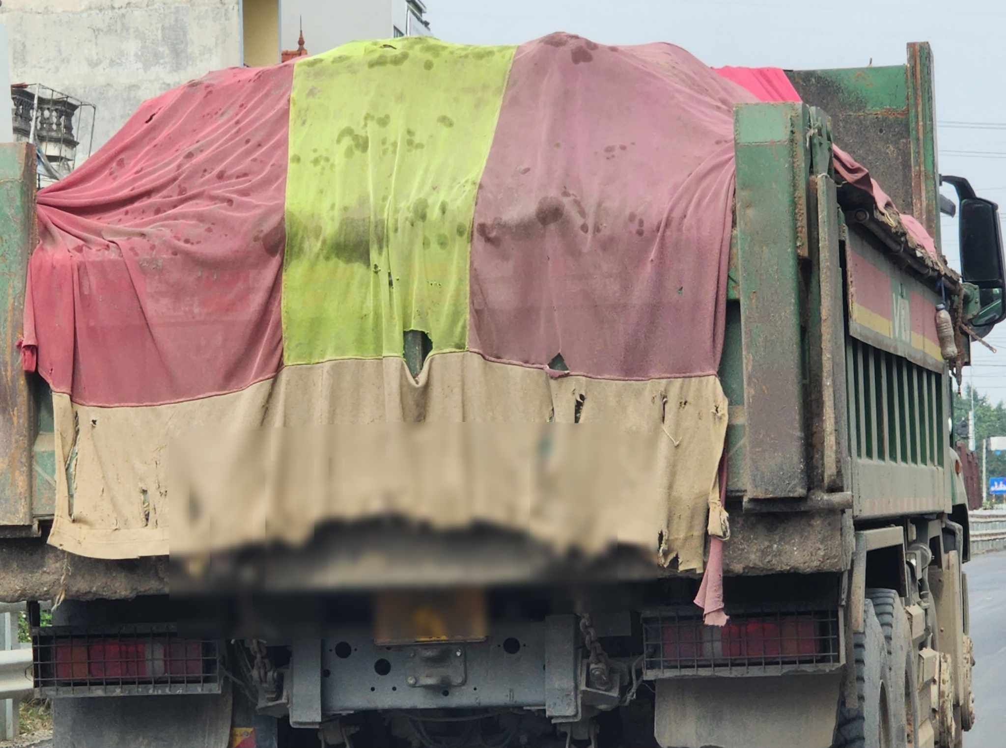 Hà Nội: Xe tải "hổ vồ" chở đầy, dấu hiệu cơi nới thành thùng thuỷ lực lưu thông trên địa bàn Thường Tín- Ảnh 2.