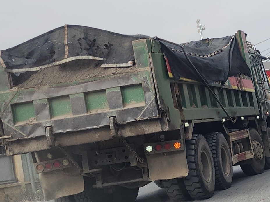 Hà Nội: Xe tải "hổ vồ" chở đầy, dấu hiệu cơi nới thành thùng thuỷ lực lưu thông trên địa bàn Thường Tín- Ảnh 3.