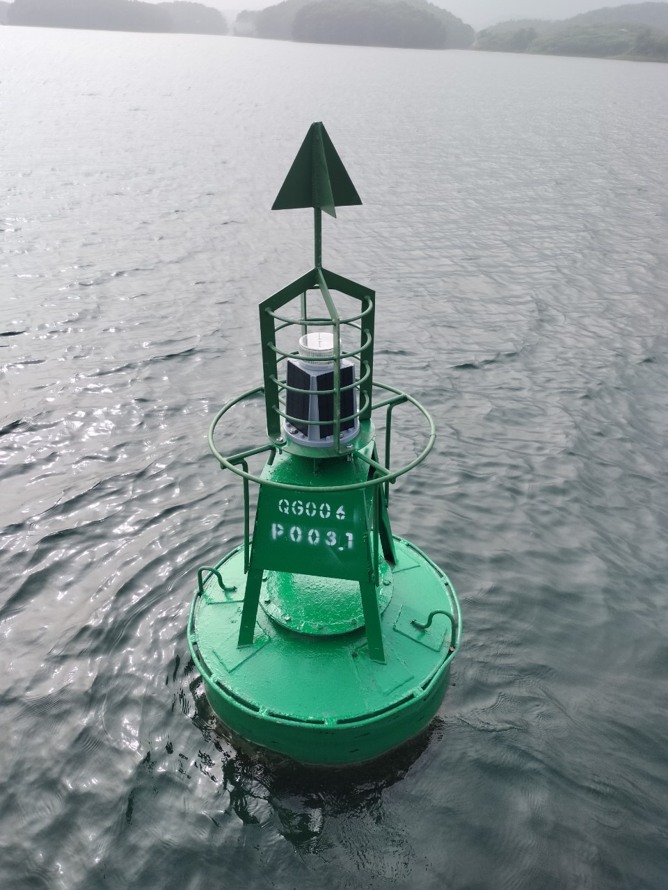 Video cận cảnh hệ thống đèn đường thủy định vị vệ tinh vừa lắp đặt trên hồ Thác Bà- Ảnh 1.