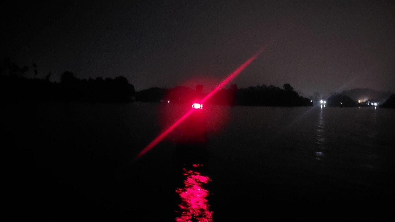 Video cận cảnh hệ thống đèn đường thủy định vị vệ tinh vừa lắp đặt trên hồ Thác Bà- Ảnh 3.