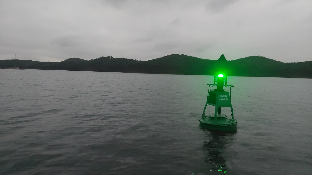 Video cận cảnh hệ thống đèn đường thủy định vị vệ tinh vừa lắp đặt trên hồ Thác Bà- Ảnh 2.