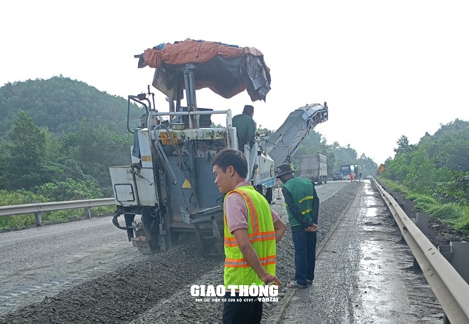 Chong đèn sửa đường, đảm bảo ATGT tuyến hầm Hải Vân - Túy Loan- Ảnh 6.