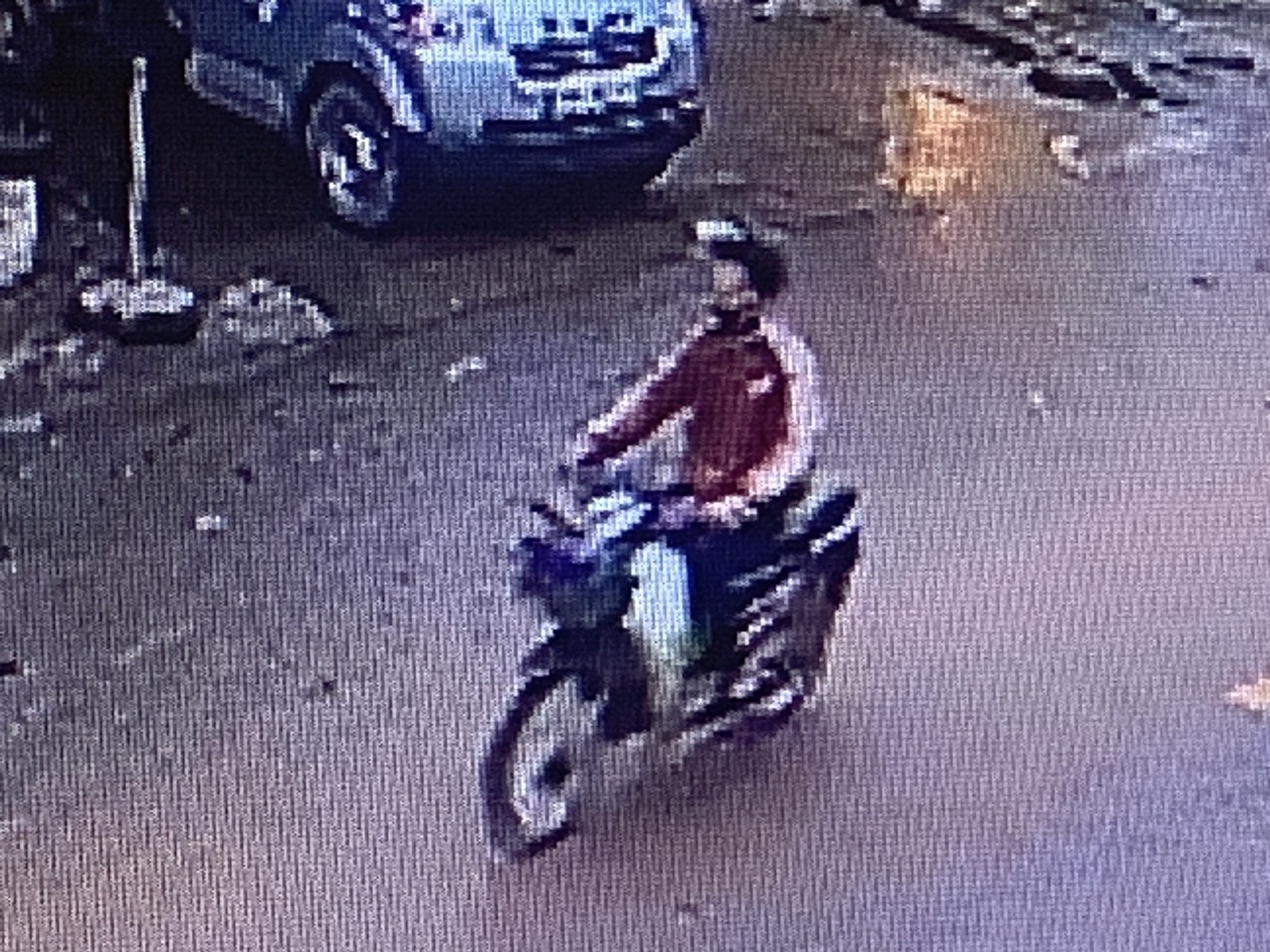 Video: Tông cụ bà qua đường ở Hà Nội, nam thanh niên điều khiển xe máy rời khỏi hiện trường- Ảnh 1.
