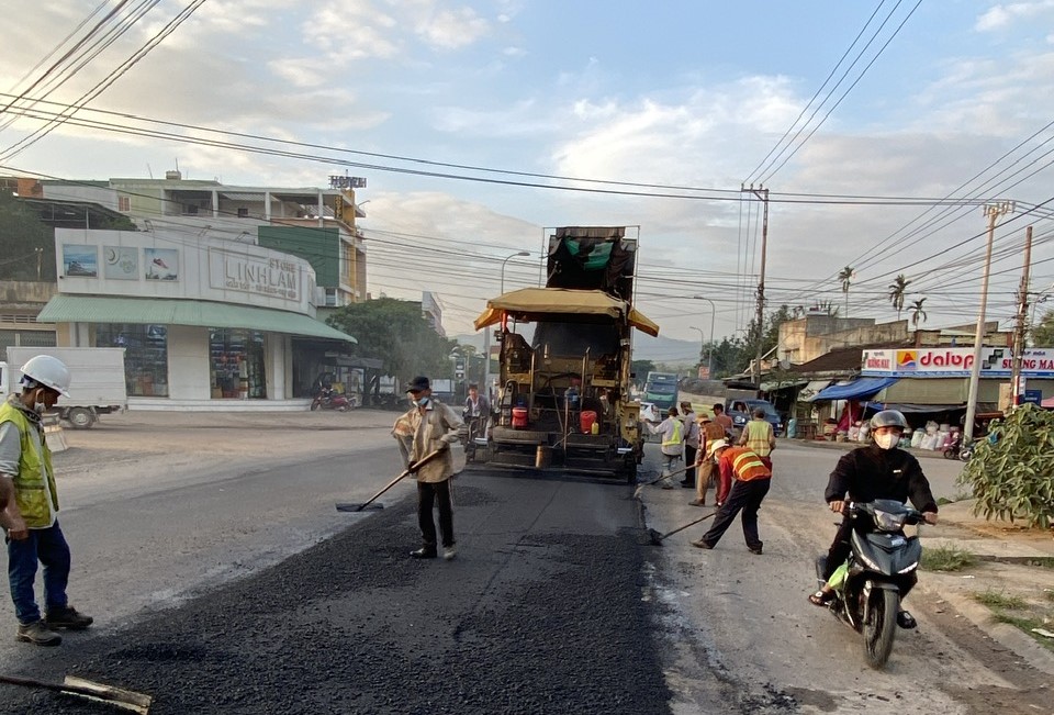Cận cảnh sửa chữa mặt đường, đảm bảo ATGT tuyến QL1 qua tỉnh Bình Định- Ảnh 13.