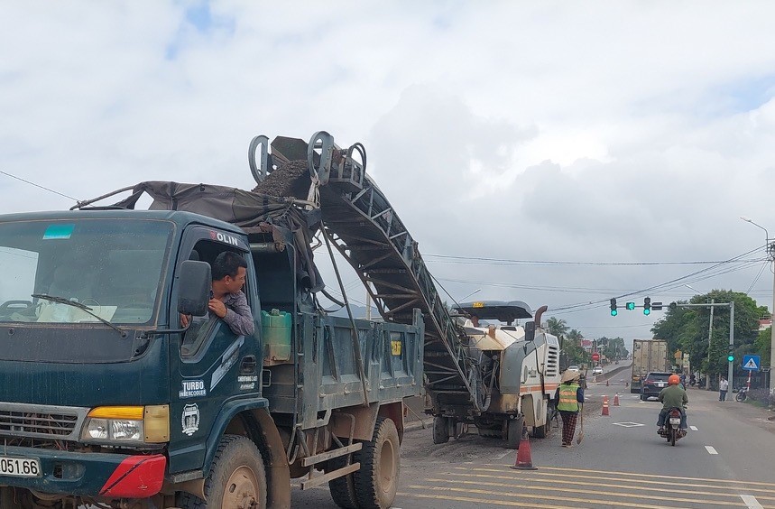 Cận cảnh sửa chữa mặt đường, đảm bảo ATGT tuyến QL1 qua tỉnh Bình Định- Ảnh 4.