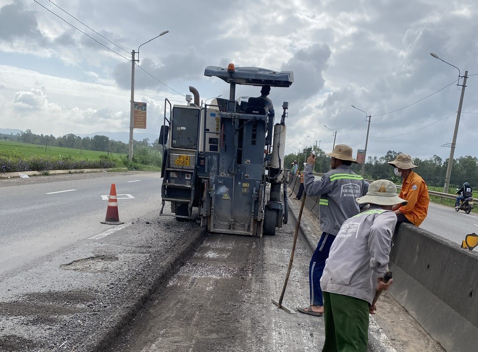 Cận cảnh sửa chữa mặt đường, đảm bảo ATGT tuyến QL1 qua tỉnh Bình Định- Ảnh 5.