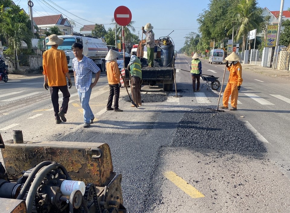 Cận cảnh sửa chữa mặt đường, đảm bảo ATGT tuyến QL1 qua tỉnh Bình Định- Ảnh 2.