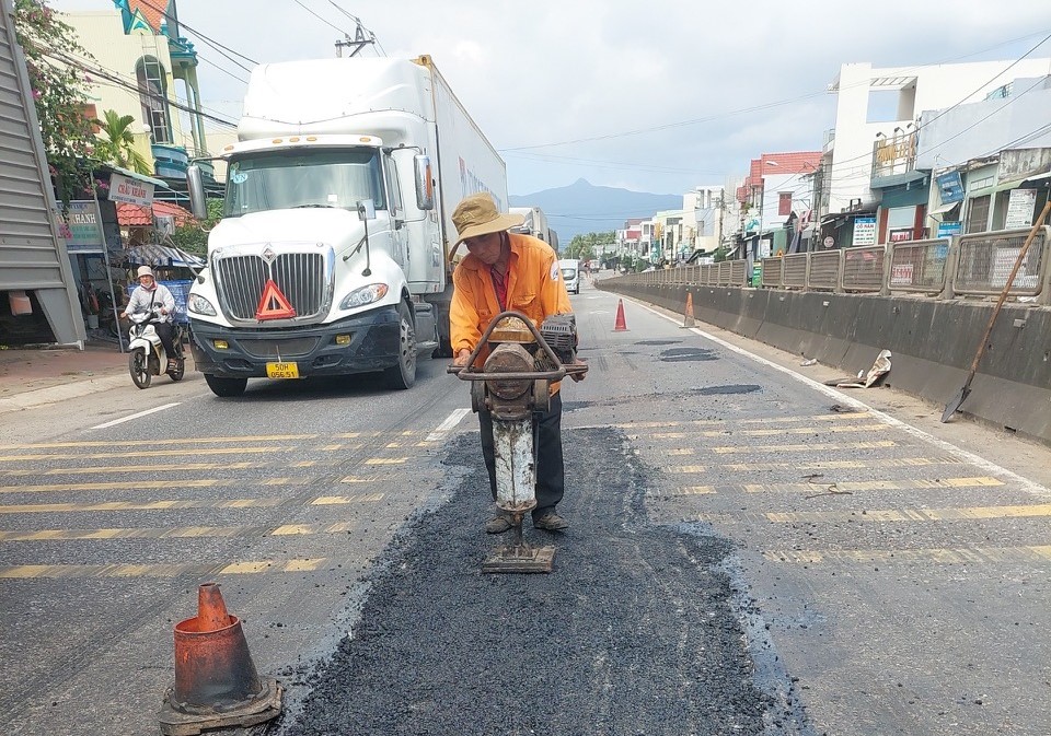 Cận cảnh sửa chữa mặt đường, đảm bảo ATGT tuyến QL1 qua tỉnh Bình Định- Ảnh 10.
