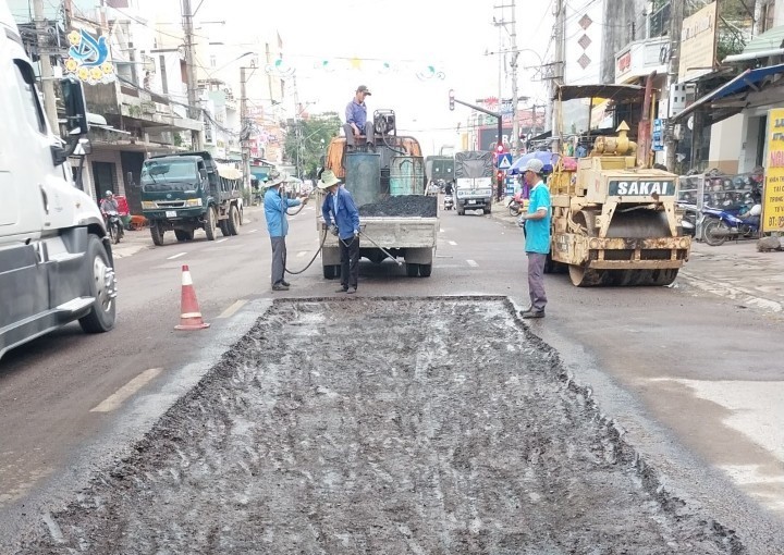 Cận cảnh sửa chữa mặt đường, đảm bảo ATGT tuyến QL1 qua tỉnh Bình Định- Ảnh 1.