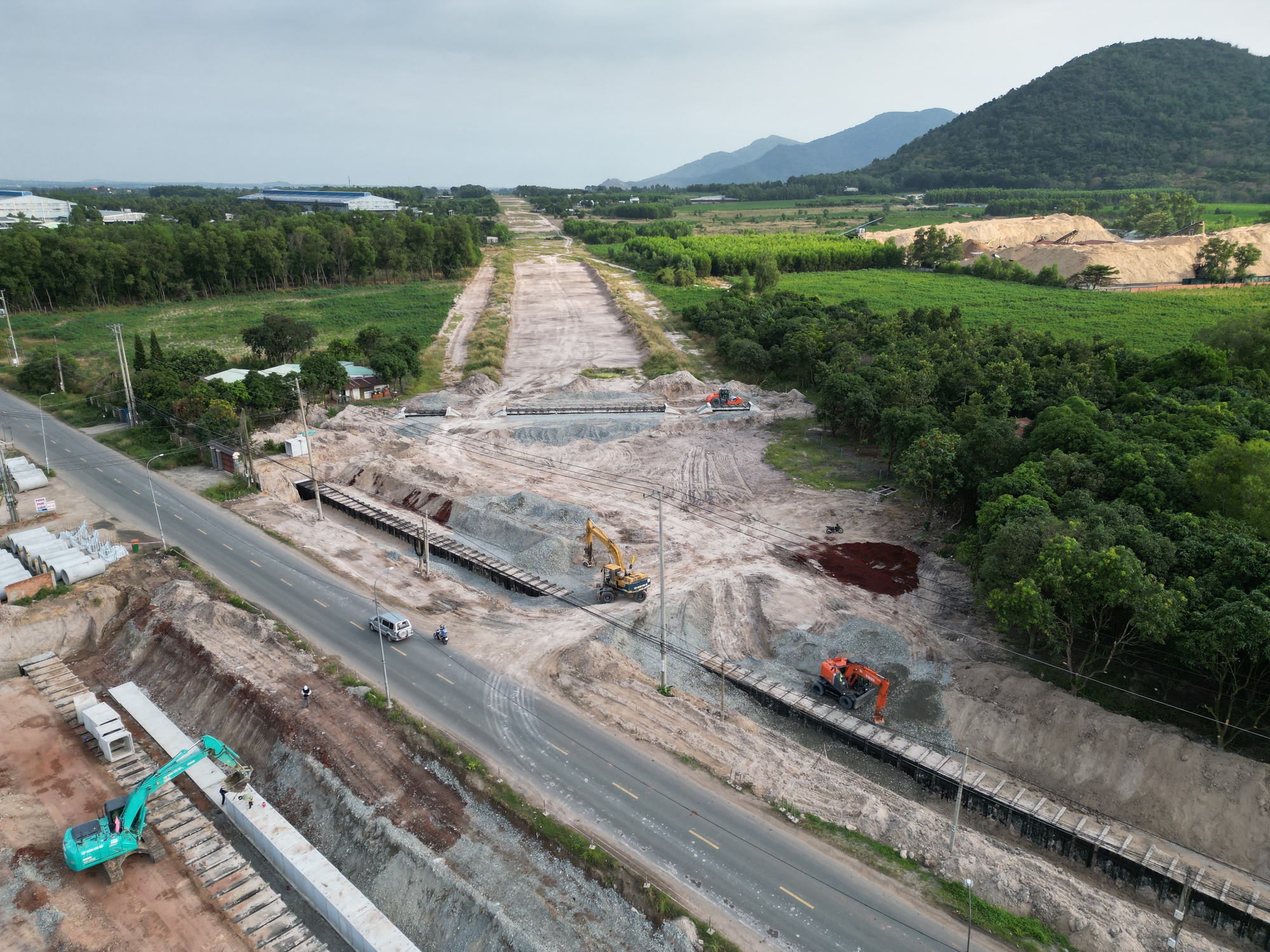 Chủ tịch Quốc hội đi kiểm tra dự án cao tốc Biên Hòa - Vũng Tàu- Ảnh 2.