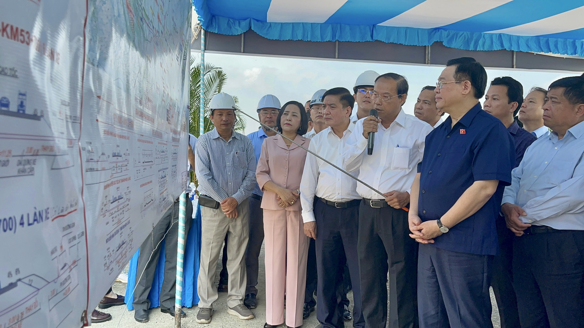Chủ tịch Quốc hội đi kiểm tra dự án cao tốc Biên Hòa - Vũng Tàu- Ảnh 1.