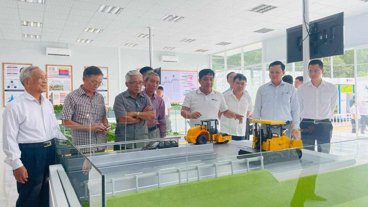 Chủ tịch Quảng Ngãi cùng đoàn công tác thăm dự án cao tốc Quảng Ngãi - Hoài Nhơn- Ảnh 1.