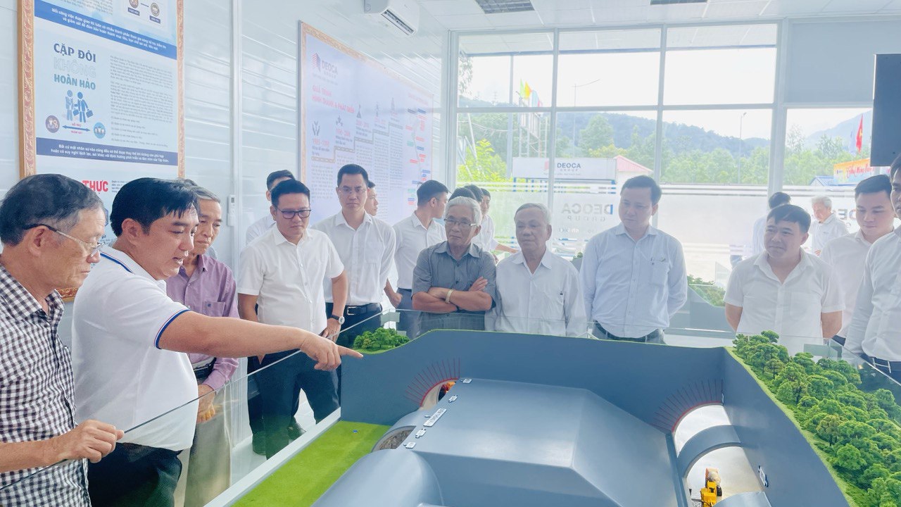Chủ tịch Quảng Ngãi cùng đoàn công tác thăm dự án cao tốc Quảng Ngãi - Hoài Nhơn- Ảnh 3.