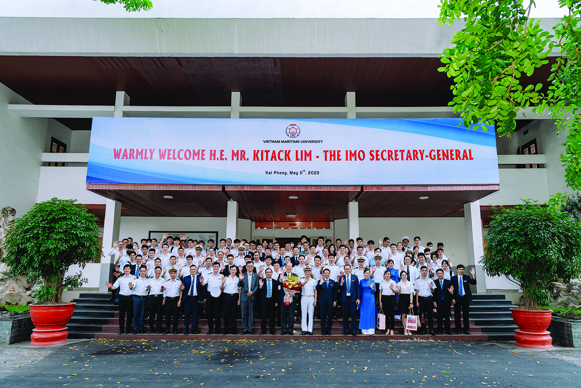 Trường đón tiếp Tổng Thư ký Tổ chức Hàng hải Quốc tế (IMO) đến thăm và làm việc