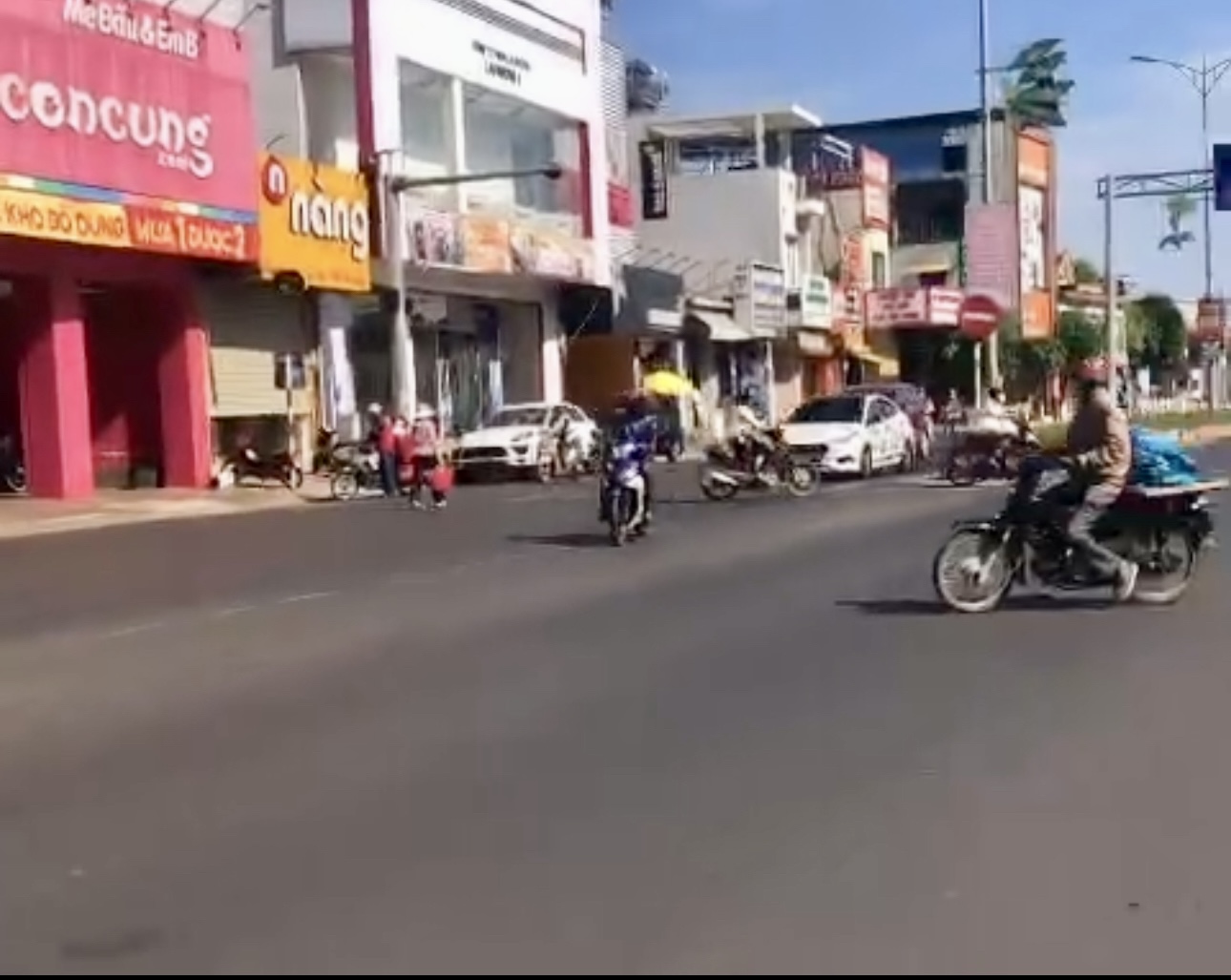 Video: Phẫn nộ người đàn ông ở Đắk Lắk chạy xe máy kiểu tự sát- Ảnh 1.