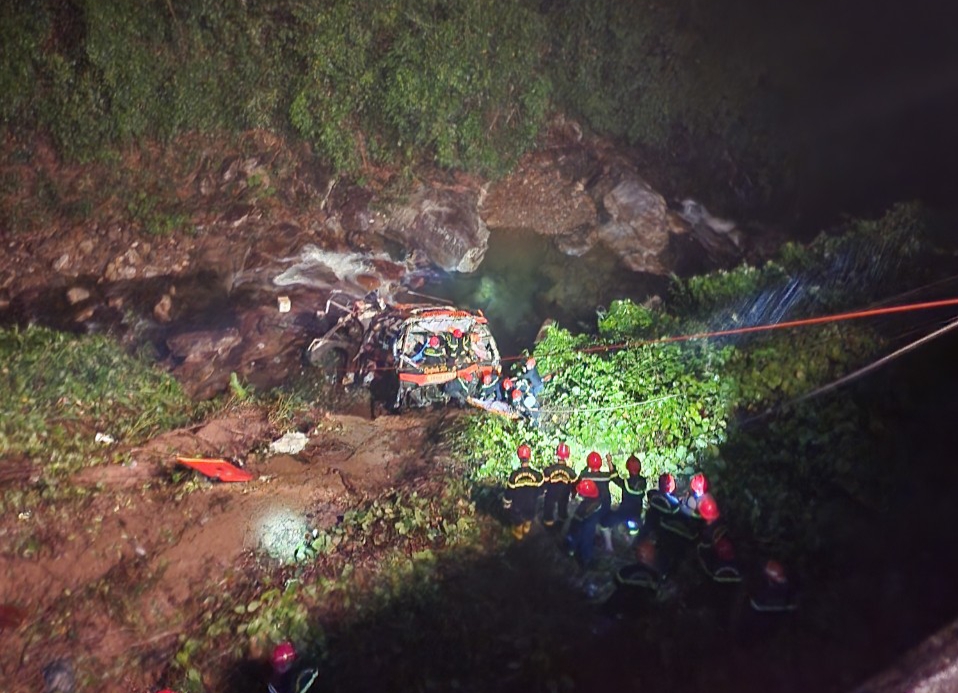 Video hiện trường xe khách chở 22 người lao xuống vực tuyến La Sơn -Túy Loan, 2 người tử vong- Ảnh 1.