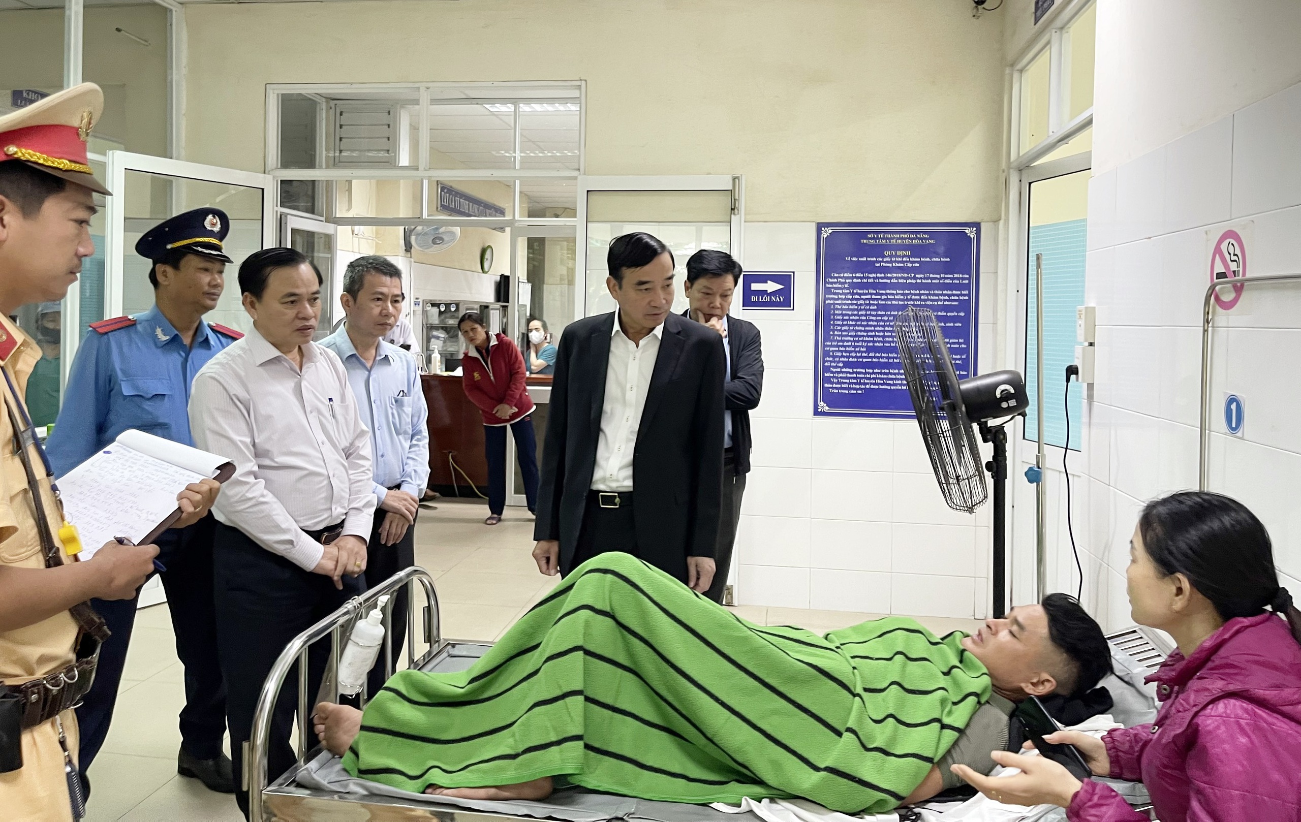 Chủ tịch Đà Nẵng thăm hỏi, động viên các nạn nhân trong vụ TNGT xe khách 22 người thương vong- Ảnh 1.