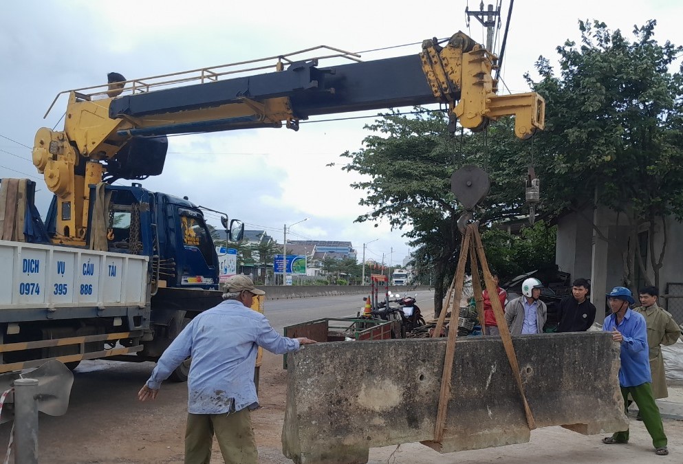 Công trình của Ban QLDA thị xã Hoài Nhơn (Bình Định) thi công đấu nối trái phép vào QL1- Ảnh 1.