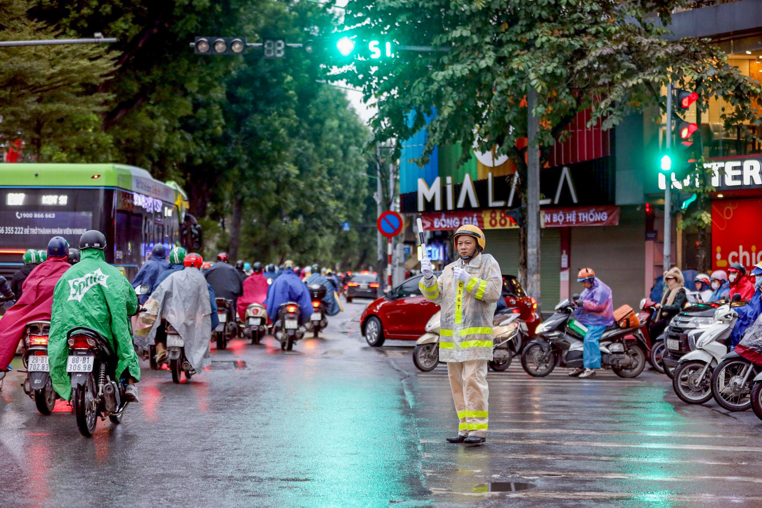 CSGT Hà Nội chủ động phân luồng chống ùn tắc trong mưa rét- Ảnh 1.