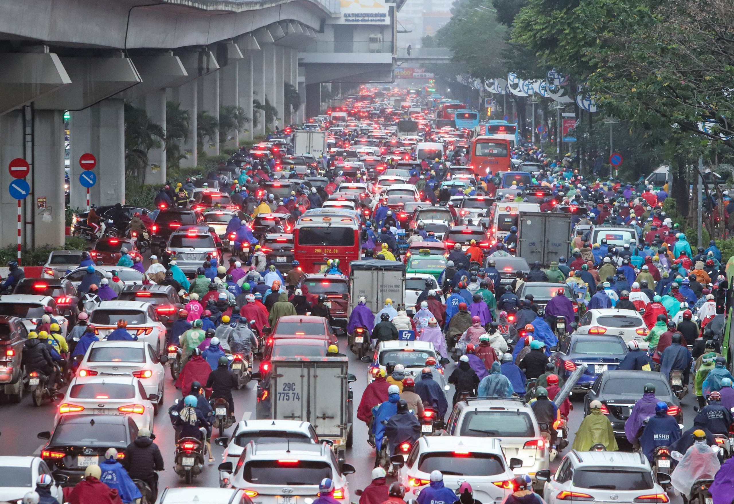 CSGT Hà Nội chủ động phân luồng chống ùn tắc trong mưa rét- Ảnh 3.