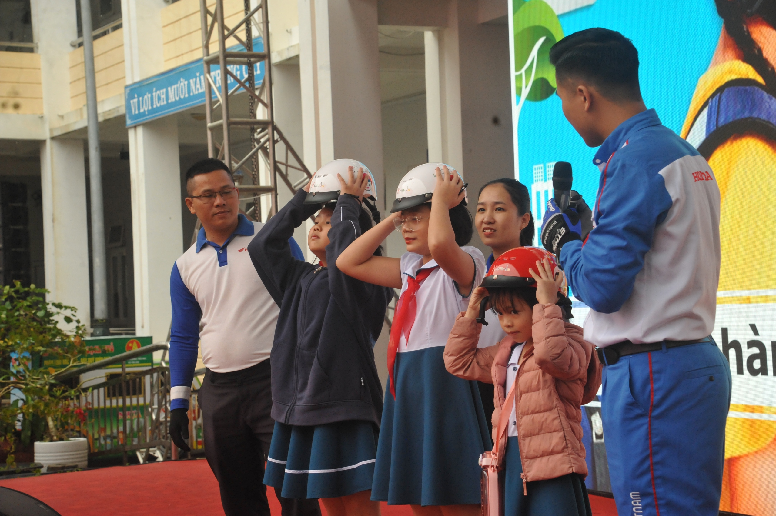 Trao tặng 2 triệu mũ bảo hiểm cho học sinh lớp 1 ở Quảng Nam- Ảnh 8.